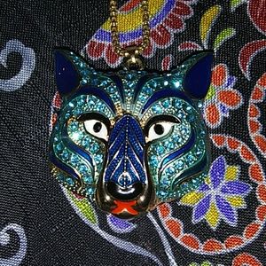 A diamond tiger neckleace